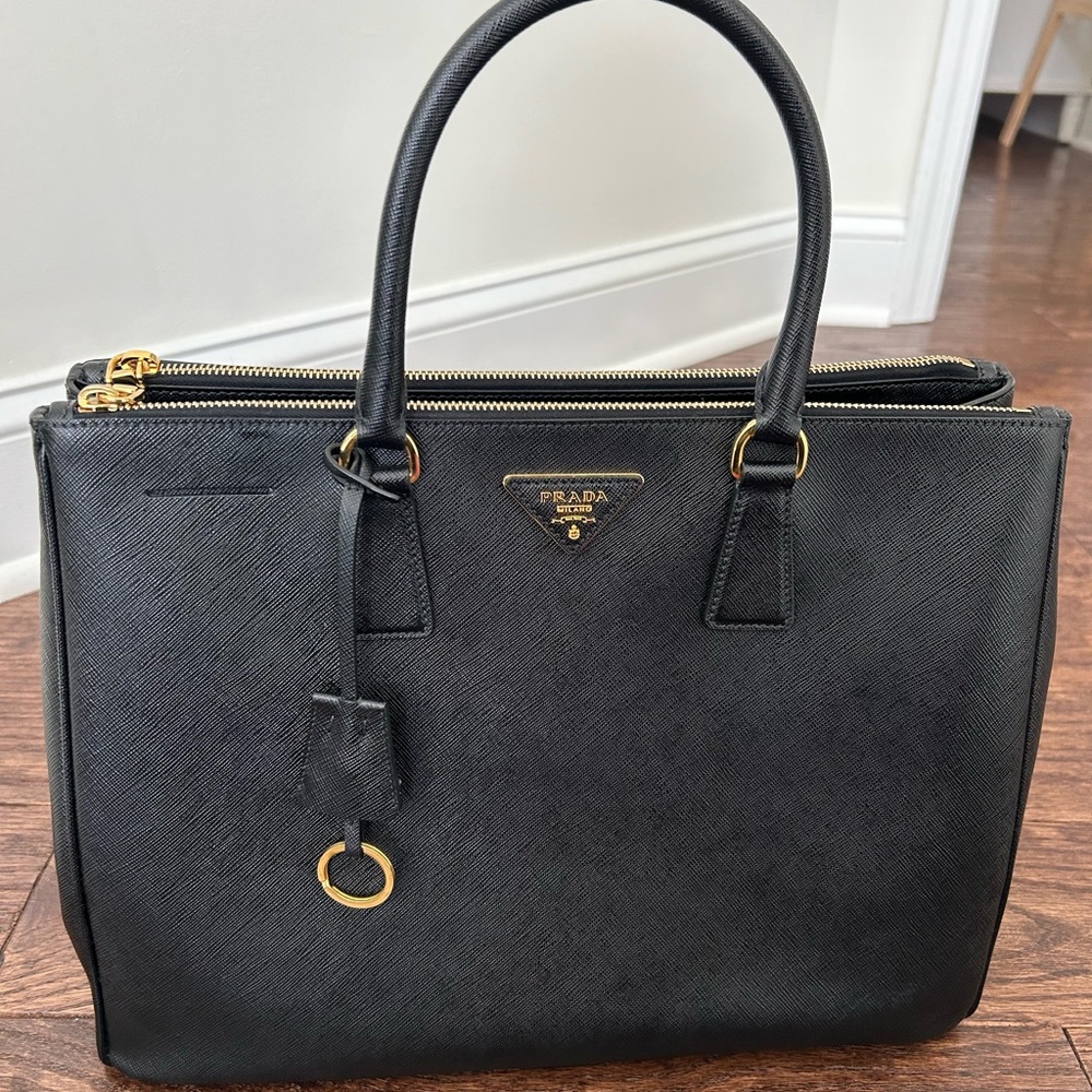 Authentic Large Prada Santiano LuxNero leather BAG. Like-New condition.No flaws.